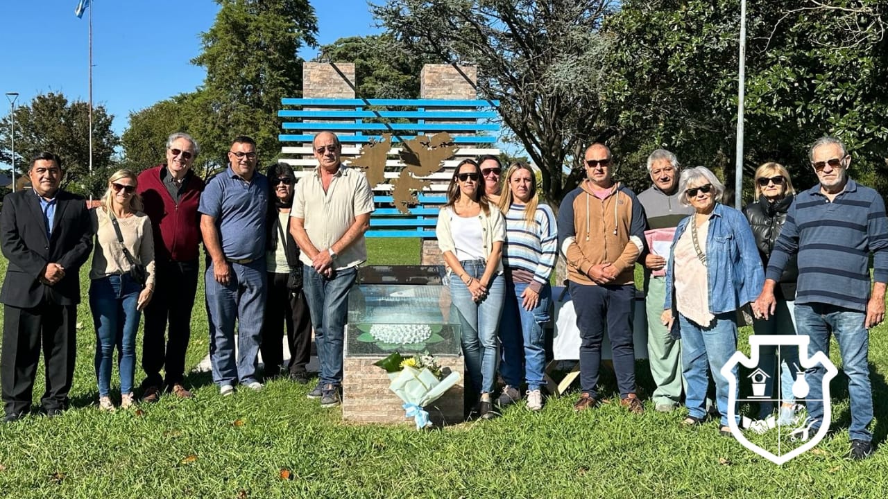 * HONOR A NUESTROS HÉROES • Hoy, 2 de abril, en un sencillo pero emotivo acto, homenajeamos con profundo orgullo y respeto a quienes combatieron por nuestra Patria. En la Plaza Manuel Belgrano, se mencionaron algunas palabras que evocaron la lucha y el coraje de quienes fueron parte de este fragmento doloroso de nuestra historia. . . Las Malvinas fueron y serán Argentinas